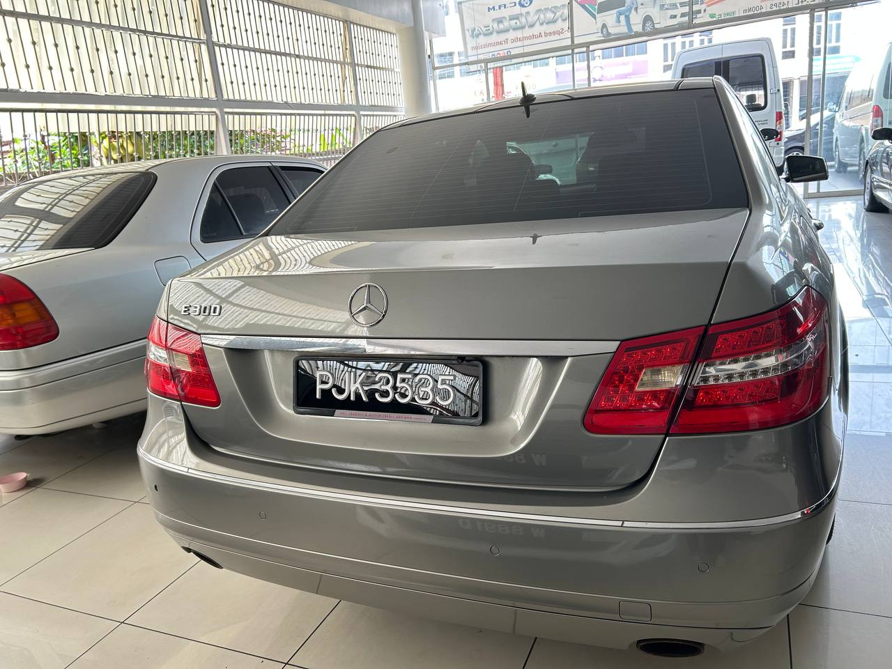 MERCEDES BENZ E300