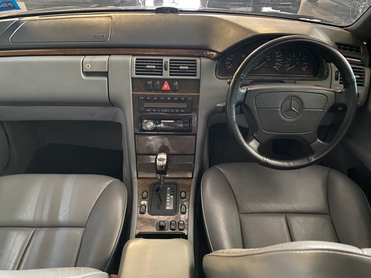 MERCEDES BENZ E320