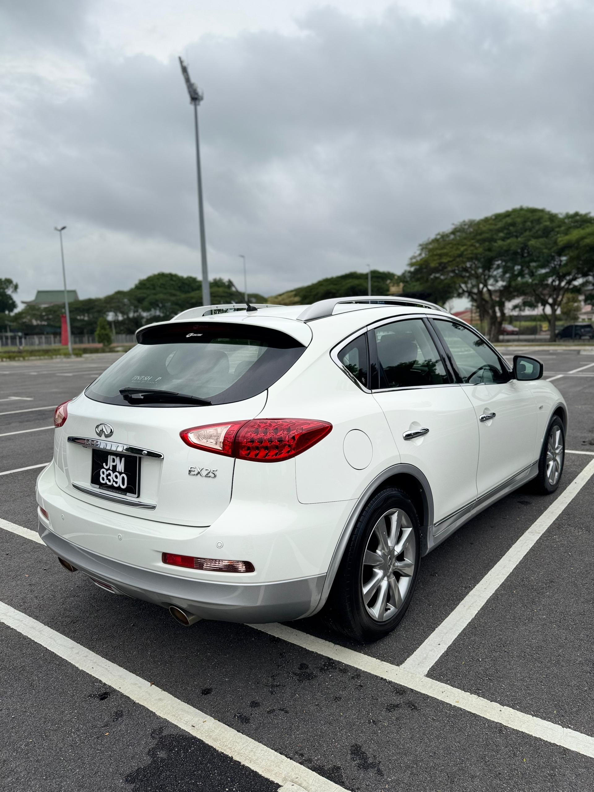 INFINITI EX25