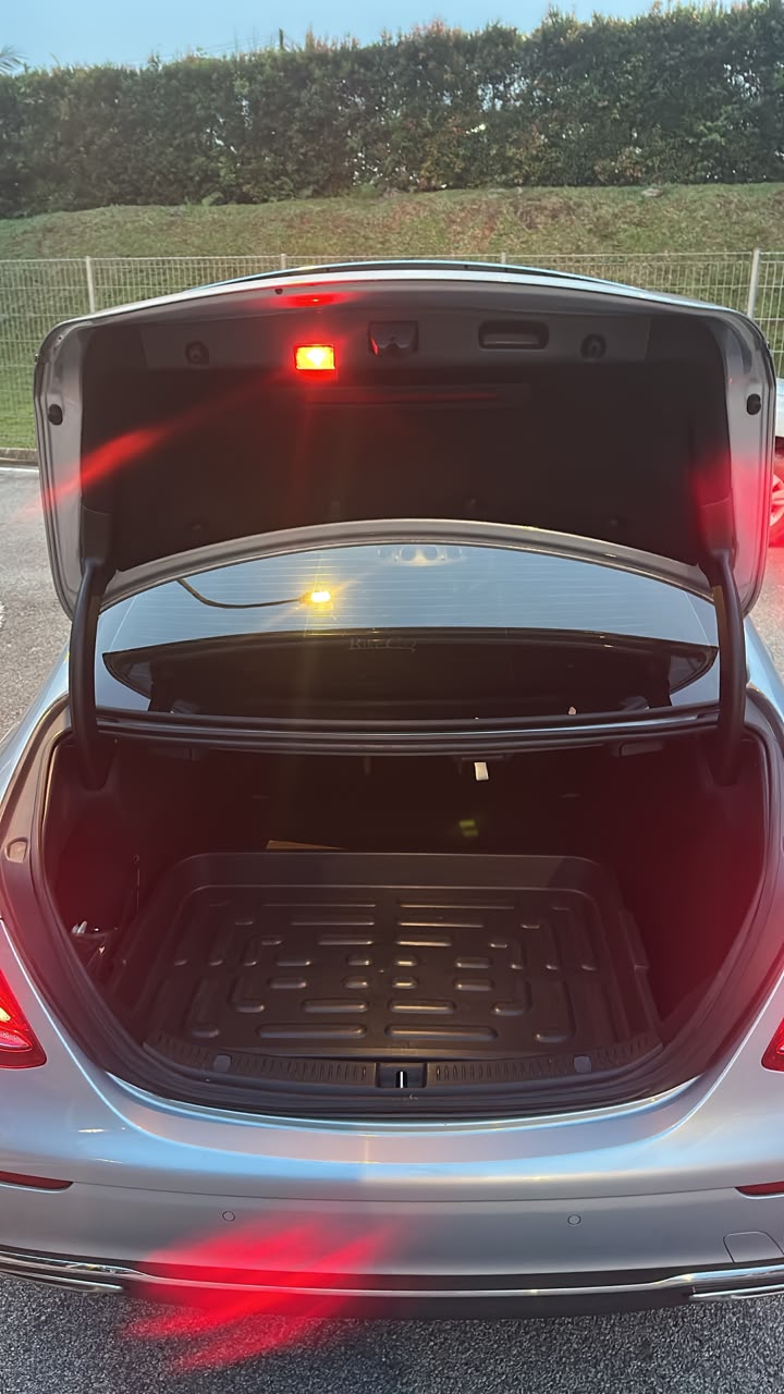 MERCEDES BENZ E200