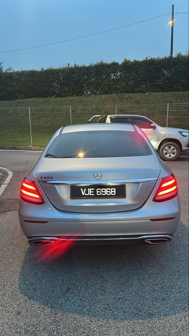 MERCEDES BENZ E200