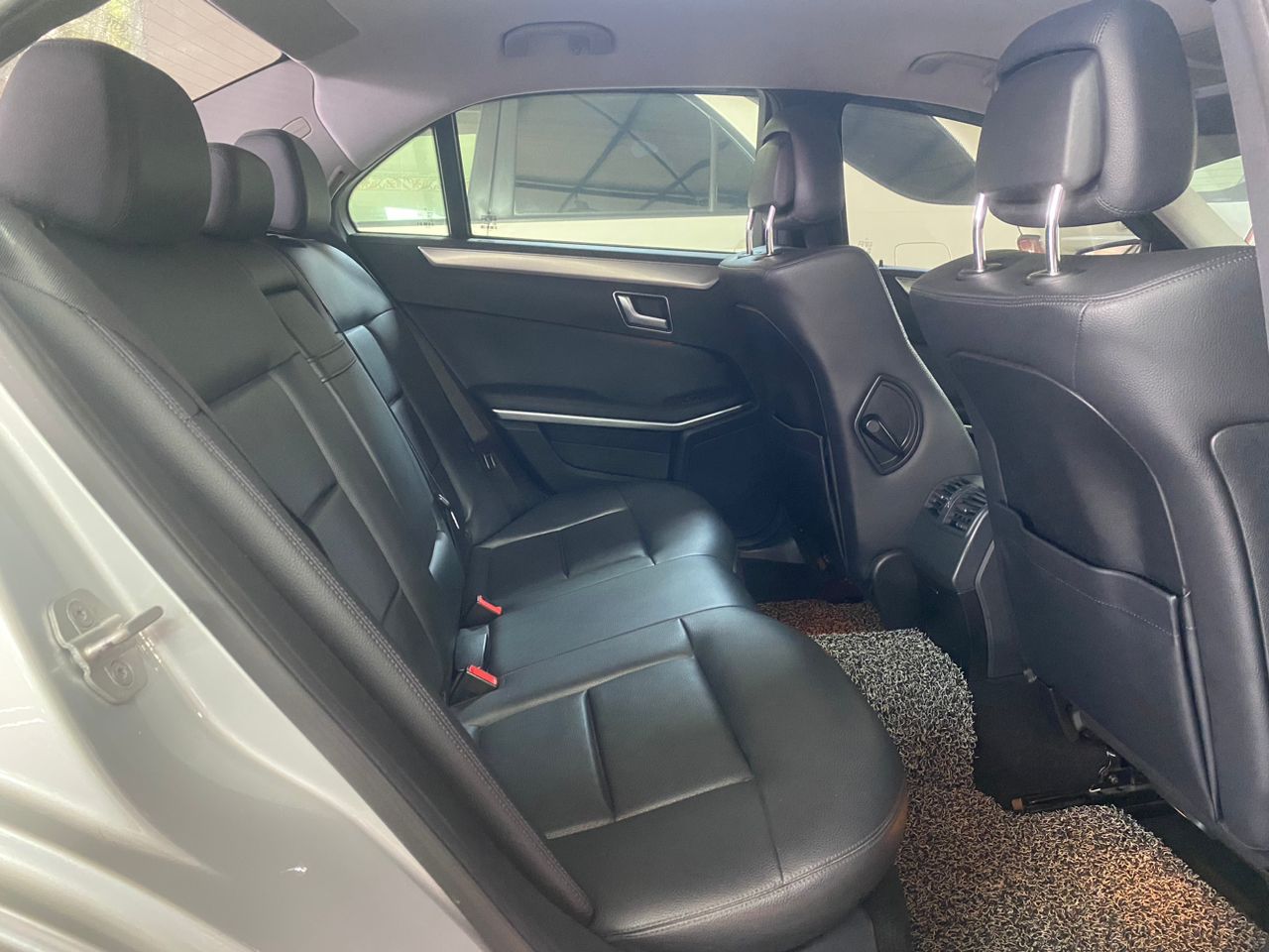 WYV116 MERCEDES BENZ E200