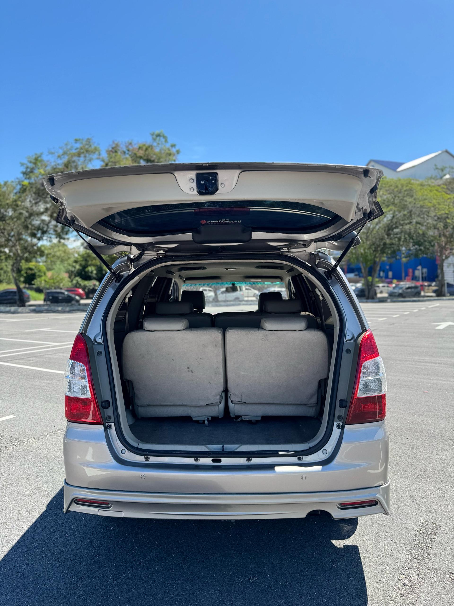 TOYOTA INNOVA 2.0 E (AT)