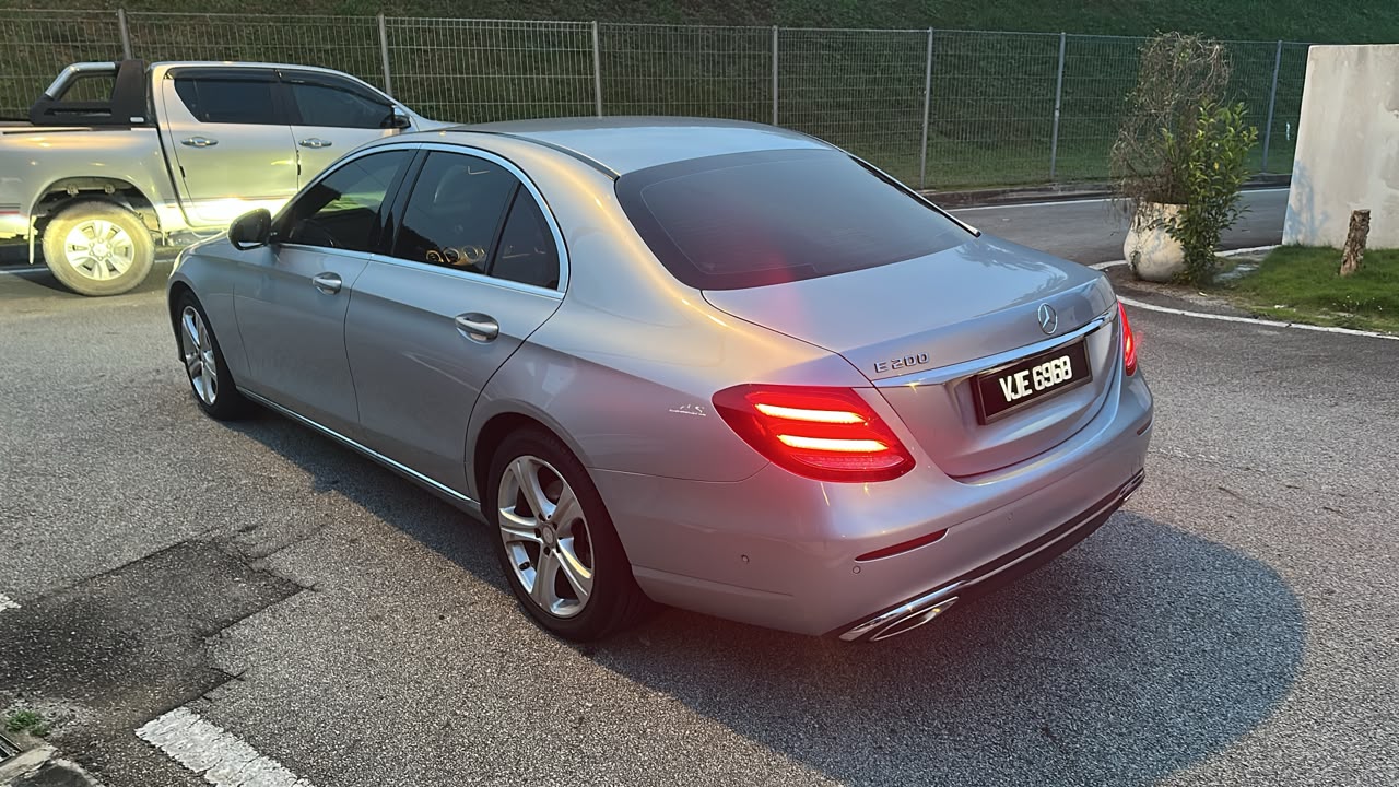 MERCEDES BENZ E200