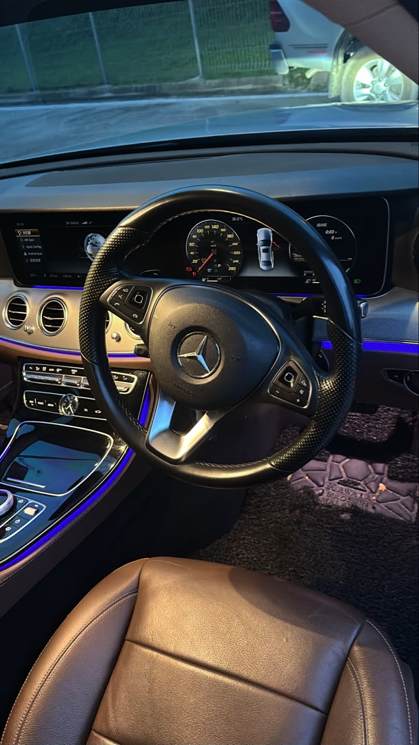 MERCEDES BENZ E200