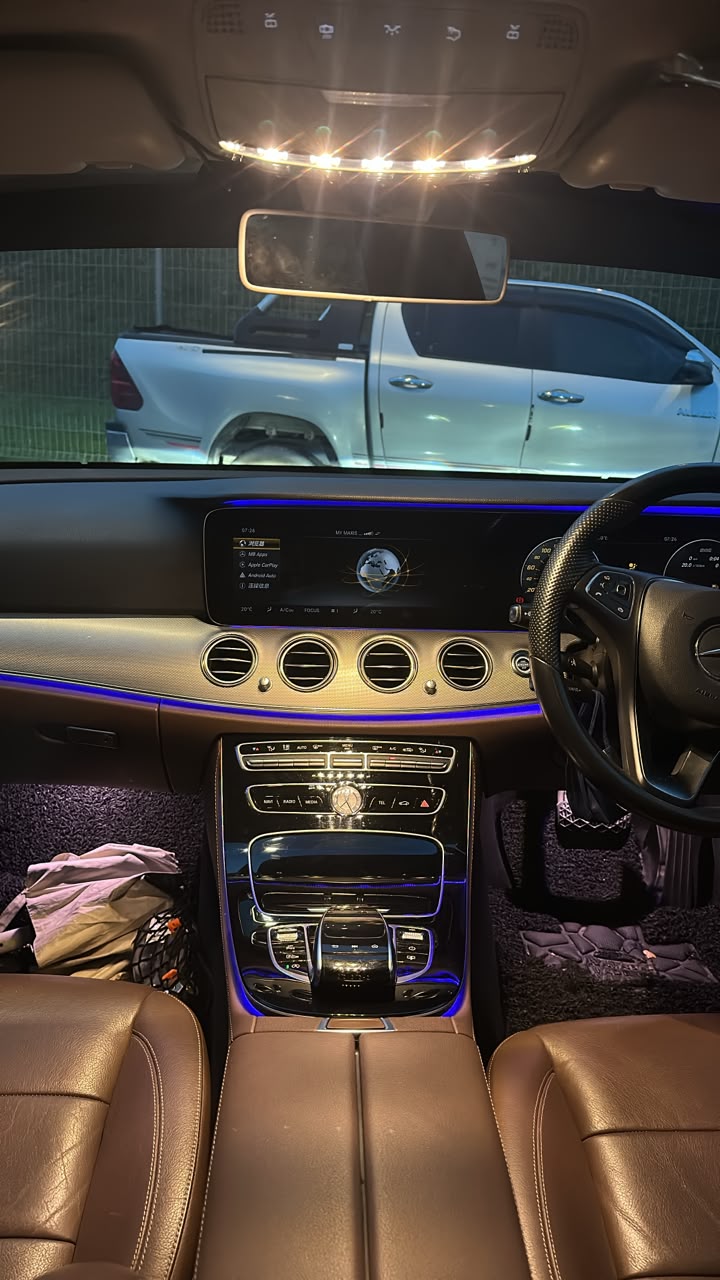 MERCEDES BENZ E200
